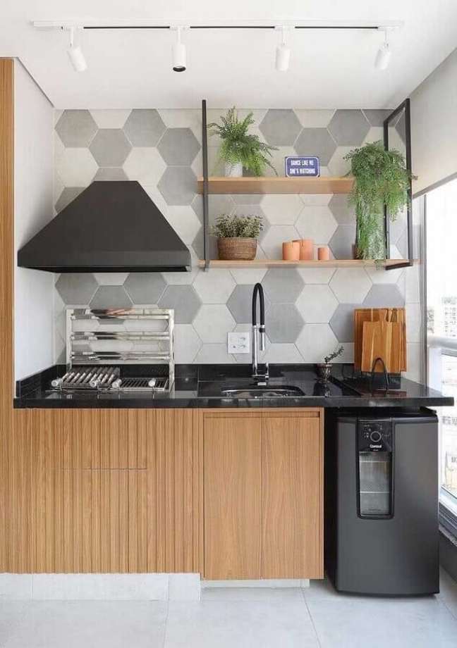 60. Revestimento hexagonal para decoração de cantinho do churrasco pequeno – Foto: Home Fashion Trend