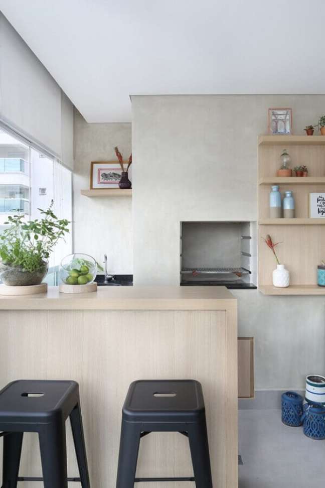 35. Decoração em cores claras para apartamento com cantinho do churrasco pequeno – Foto: Bianchi e Lima Arquitetura