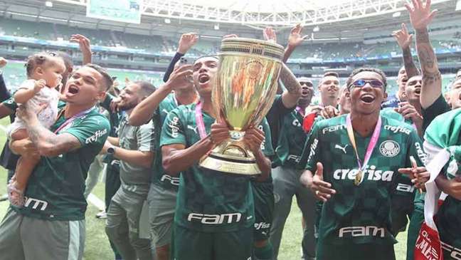 Jogadores do elenco principal do Palmeiras viram os jovens da Copinha com a taça (Foto: AlexSilva/LANCEPRESS!)