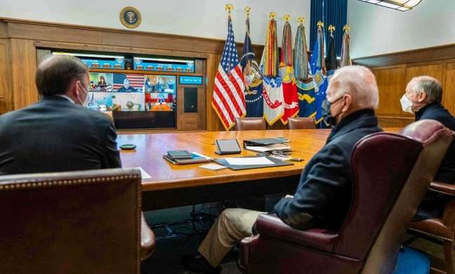 Joe Biden em encontro com conselheiros de segurança no dia 22, quando tema foi a crise russo-ucraniana