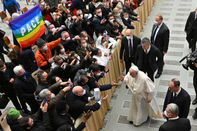 Papa Francisco pede que pais acompanhem filhos e n&atilde;o os julguem