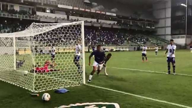 Edu comemora gol na vitória do Cruzeiro na estreia pelo Mineiro