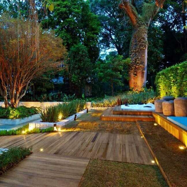 48. Se a área externa for grande use a abuse de um lindo projeto com luz de jardim. Fonte: Daniel Nunes Paisagismo