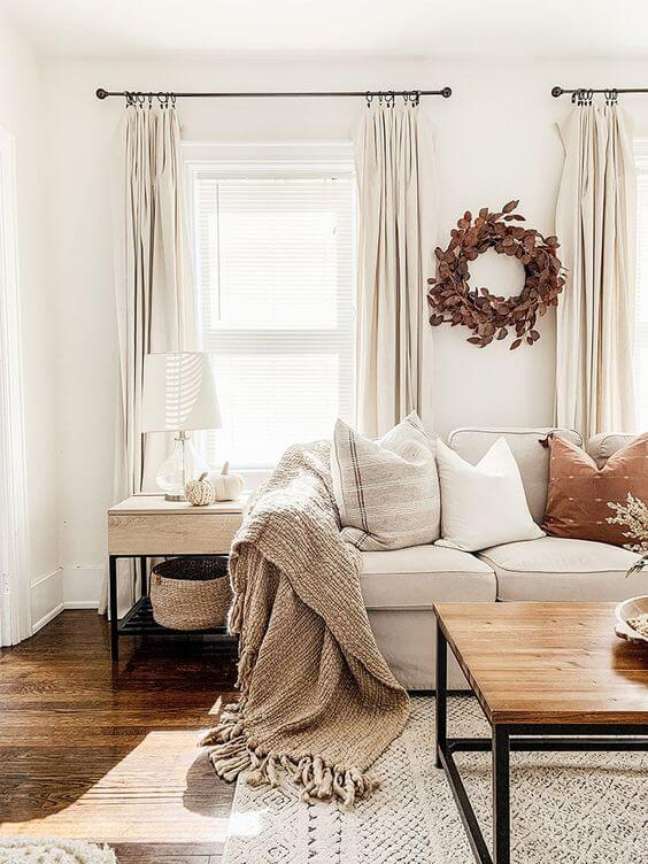 1. As cores claras no acabamento de sofás e paredes são perfeitos para servir como um fundo especial. Fonte: Carolyn Minkler