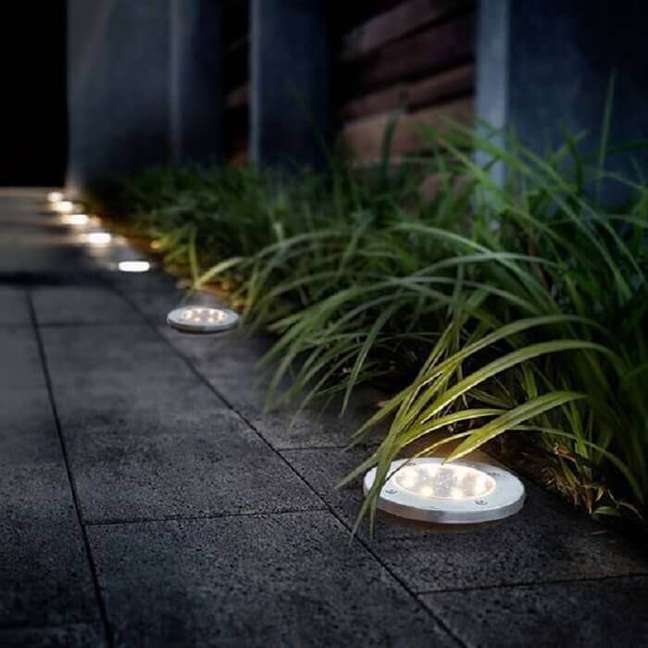 6. Modelo de luz de jardim feito com embutidos de chão de LED a energia solar. Fonte: Próxima Oferta
