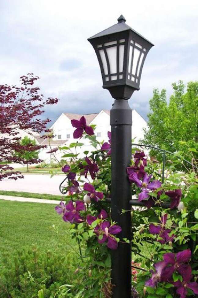 28. Existem diferentes modelos de poste de luz para jardim. Fonte: Decoratorist