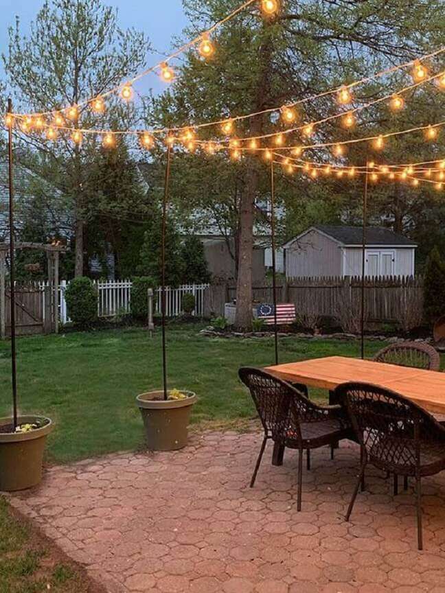 24. As luzes de jardim com cordões de luz trazem um toque intimista para a área externa. Fonte: The Honeycomb Home