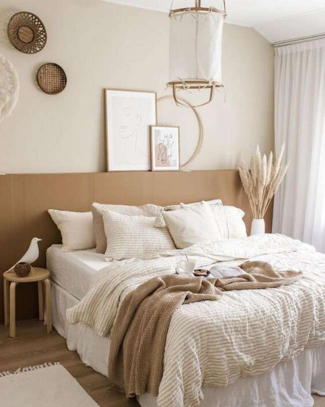 3. As cores neutras na decoração do quarto trazem uma energia de calma e tranquilidade. Fonte: Arquidicas