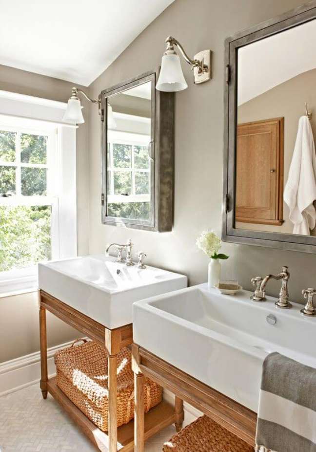 5. As cores neutras na decoração do banheiro trazem um toque acolhedor. Fonte: Better Homes and Gardens