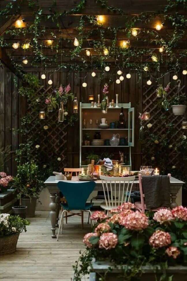 26. Decoração romântica de luz de jardim feita com cordão de luz. Fonte: Arquitrecos