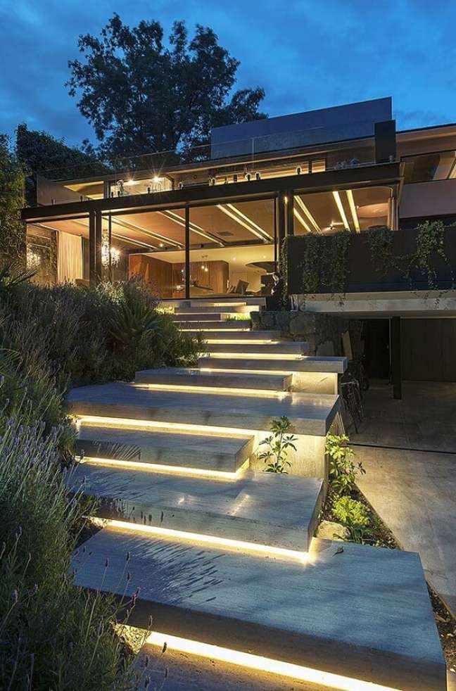 9. Jardim embaixo da escada externa com brilho de led – Foto Decor Facil