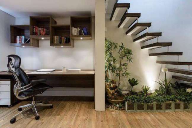 54. Home office perto do jardim embaixo da escada iluminado – Foto Ricardo Lopez