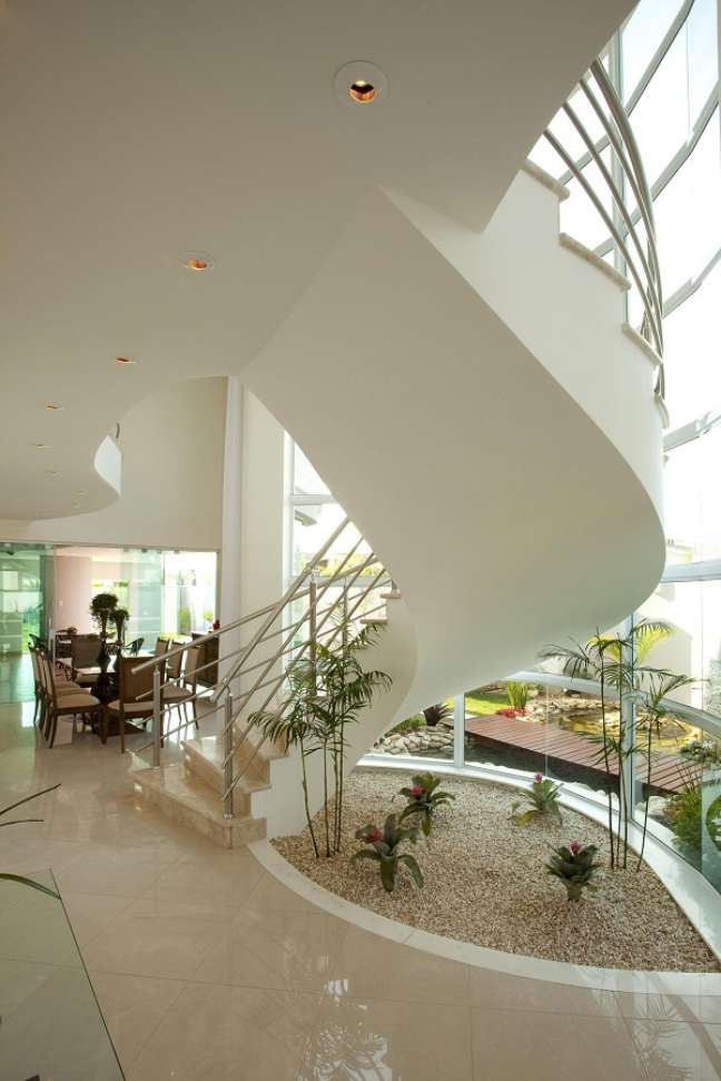 10. Decoração com jardim embaixo da escada branca – Foto aquilesnicol