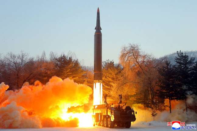 Imagem do que a agência estatal KCNA afirma ter sido o teste de disparo de um míssil hipersônico da Coreia do Norte em janeiro