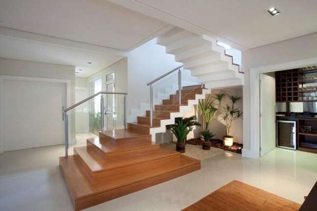 21. Escadas modernas de madeira para sala com jardim de inverno – Foto Jannini Sagarra Arquitetura