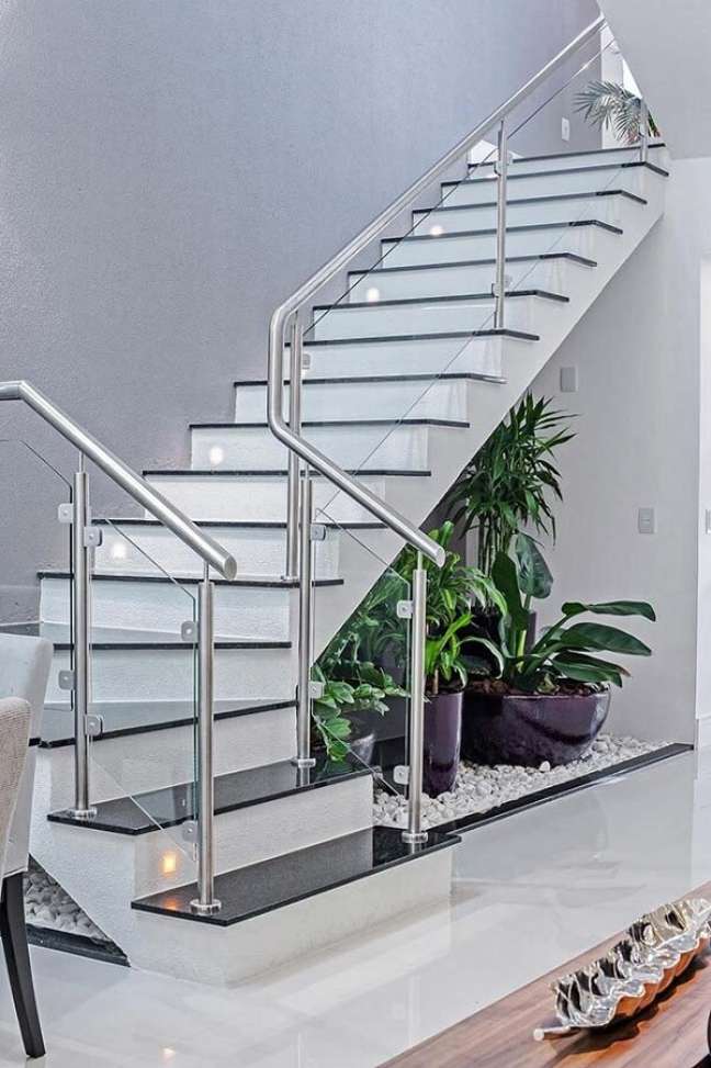47. Jardim embaixo da escada moderna com vasos grandes – Foto Decor Facil