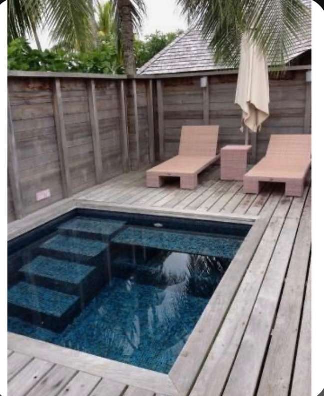 52. Área externa com piscina quadrada – Foto Need Decor