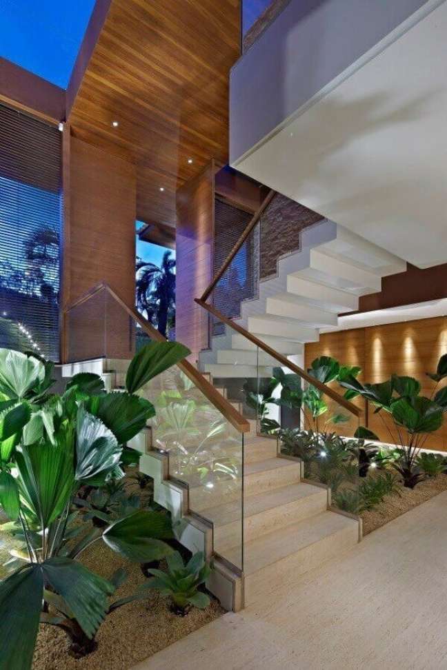 2. Jardim embaixo da escada com porta corpo de vidro – Foto Decor Facil