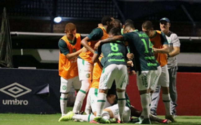 Jogadores da Chape comemoram gol marcado por Perotti, que garantiu a vitória ao time sobre o Avaí (Foto: Divulgação/Chapecoense)