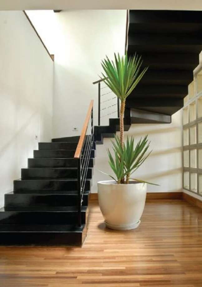 17. Escada com mármore preto e jardim embaixo – Foto Casa Abril