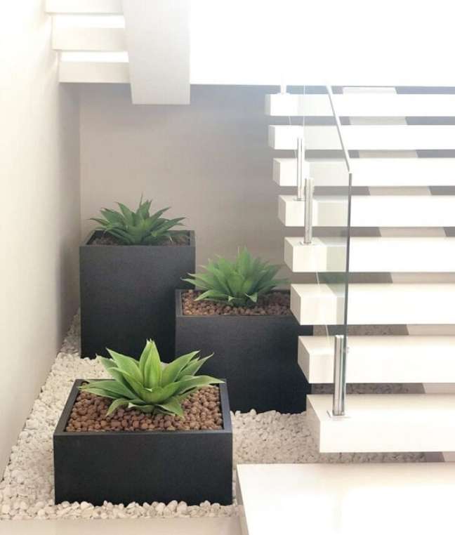 64. Jardim embaixo da escada feito de suculentas e vasos pretos – Foto Va Arquitetas Associadas