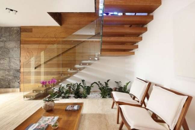 58. Sala com jardim embaixo da escada – Foto Studio BR Arquitetura