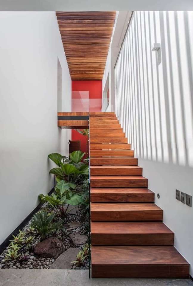 19. Escada de madeira com jardim embaixo – Foto Decor facil