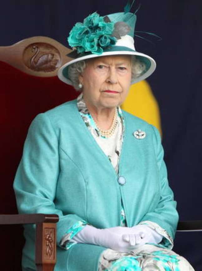 Rainha Elizabeth II reaparece e é fotografada em casa de campo