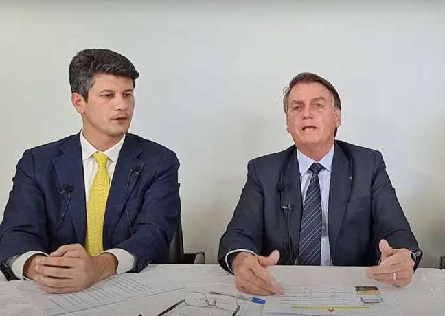 Bolsonaro e o presidente do BNDES, Gustavo Montezano, falaram na live sobre mau uso de dinheiro público no banco, durante governos petistas.