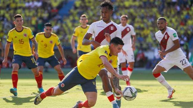 Colômbia e Peru jogaram nesta sexta-feira pelas Eliminatórias (DANIEL MUNOZ / AFP)