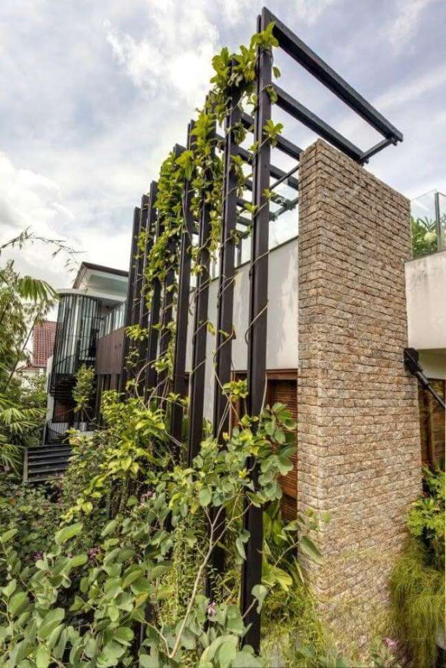 32. Pergolado de ferro para fachada de casa moderna – Foto Archdaily