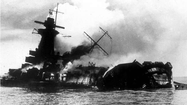 O Graf Spee foi afundado por ordem de seu próprio capitão após ser danificado na Batalha do Rio Prata