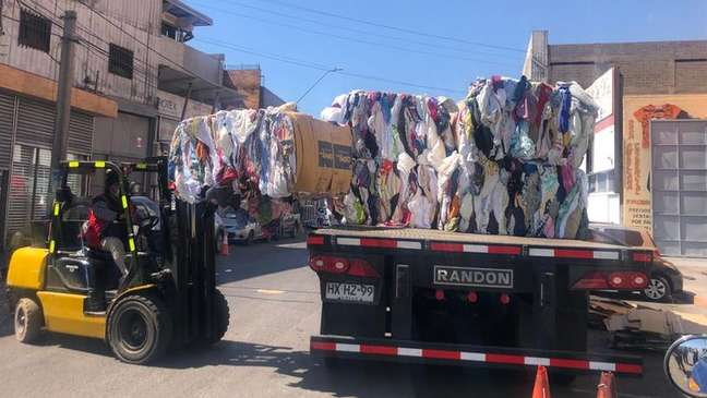 As roupas usadas chegam em sacos e são selecionadas na zona franca para revenda em todo o Chile