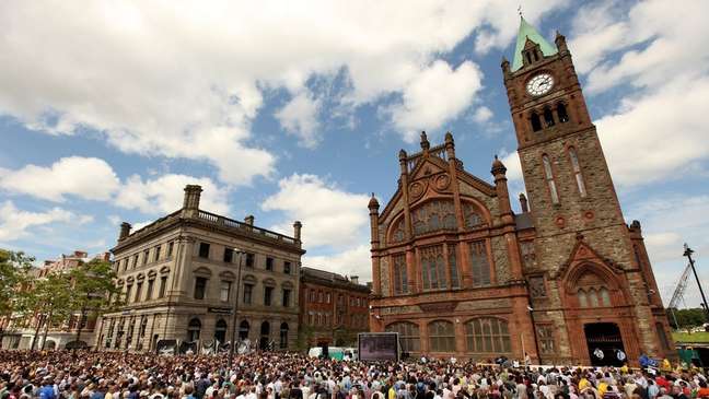 A Guildhall Square, em Derry, ficou lotada quando David Cameron pediu desculpas em nome do Estado em 2010