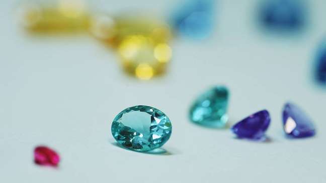 Os diamantess coloridos são chamados de diamantes de 