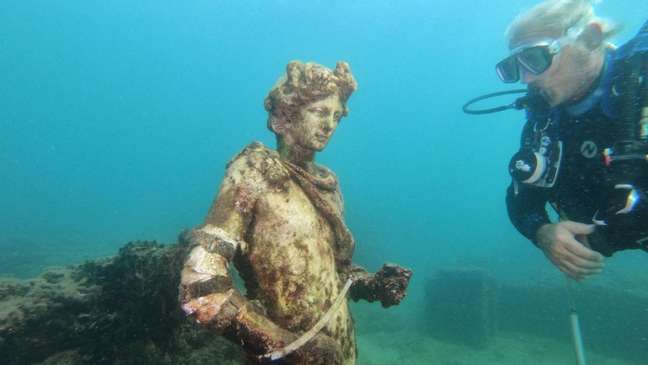 Estátua no parque arqueológico submarino de Baia, na Itália