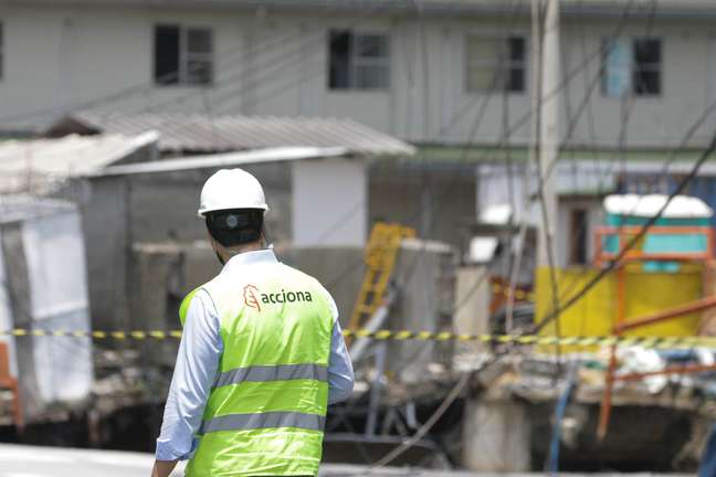 Uma cratera se abriu na pista local da Marginal Tiete, sentido Rodovia Ayrton Senna