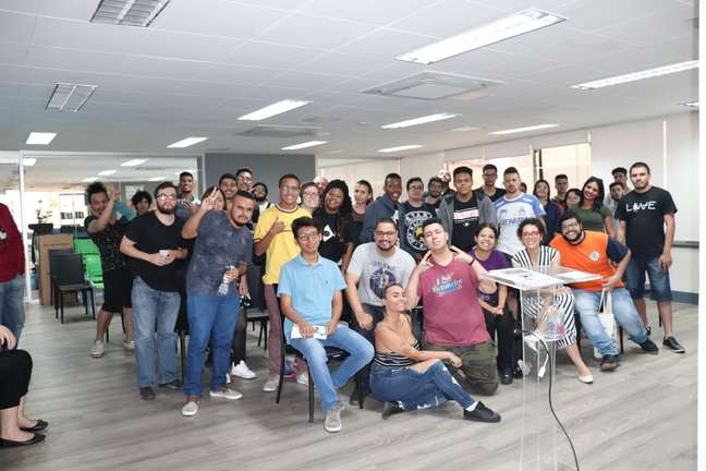 Organiza&ccedil;&otilde;es perif&eacute;ricas montam rede para ensinar tecnologia