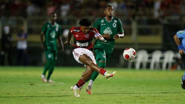 Vitinho comenta qualidades de Paulo Sousa nos primeiros dias de Flamengo: É muito intenso
