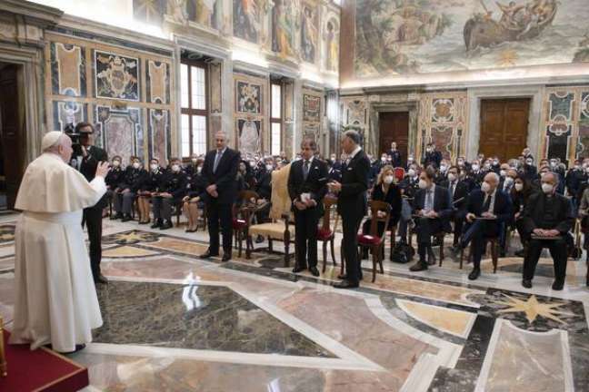 Papa pede que prefeitos italianos 'olhem' periferias com atenção