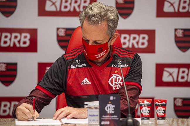 Flamengo fecha patrocínio para as mangas da camisa