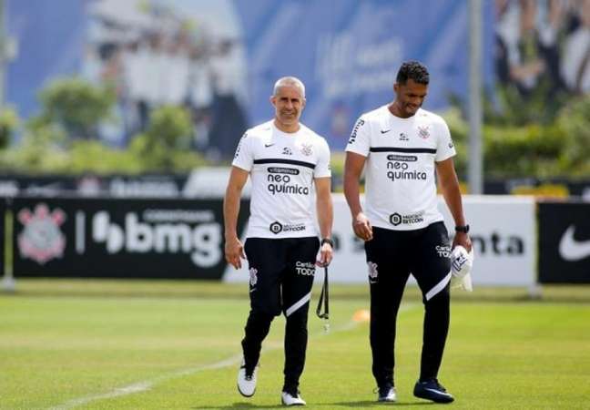 Interino, Fernando Lázaro fala sobre legado de Sylvinho no Corinthians e diz não pretender efetivação