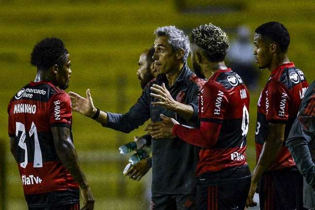 Após primeiros protestos contra Paulo Sousa, elenco do Flamengo demonstra apoio e elogia o técnico