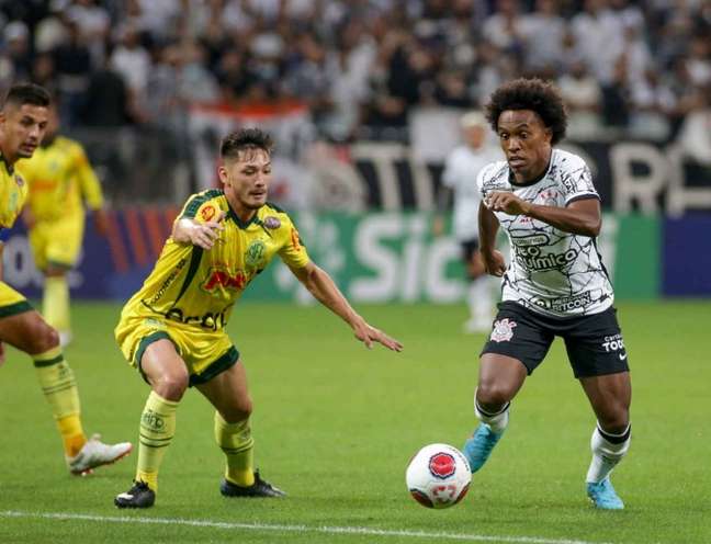 Técnico interino do Corinthians vê evolução na condição física de Willian: 'Tem suportado melhor'