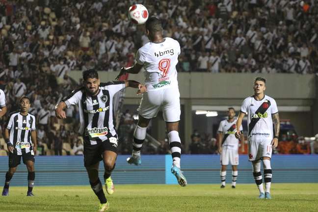 Botafogo vence o Vasco no Maranh&Atilde;&pound;o e se recupera no Carioca
