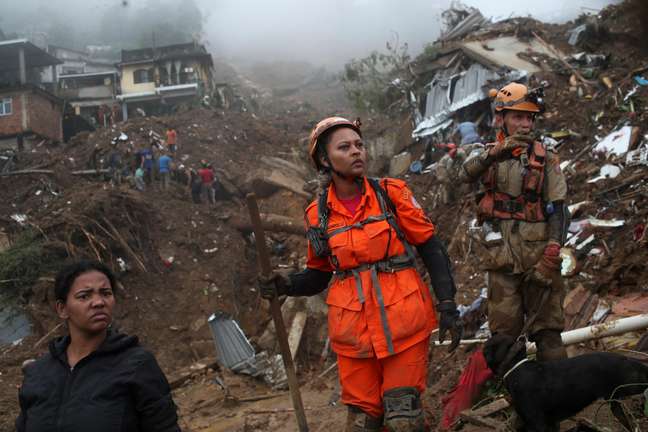 Bombeiros buscam por vítimas em meio a lama que tomou conta de ruas de Petrópolis 
