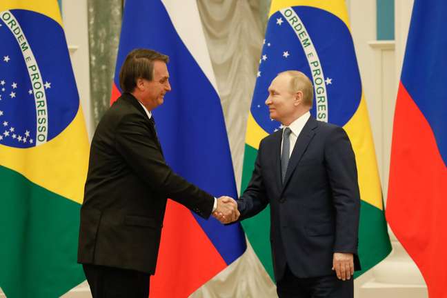 El presidente Jair Bolsonaro acompañado por el presidente de la Federación Rusa, Vladimir Putin, durante una declaración a la prensa.