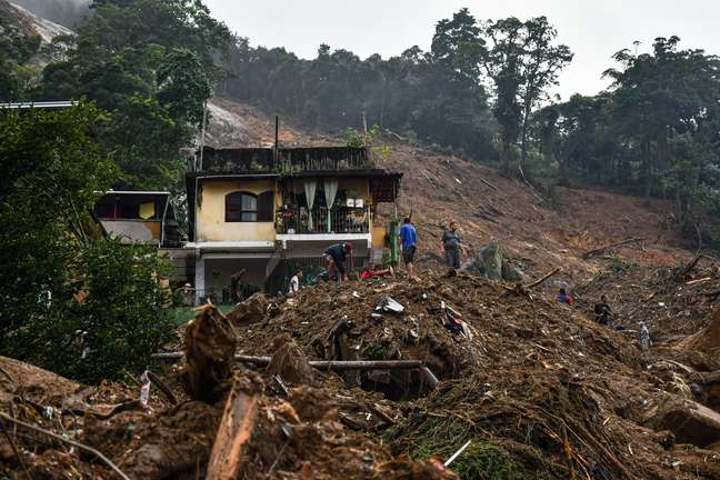 Destruição é vista no dia seguinte ao temporal que atingiu o município de Petrópolis Destruição é vista no dia seguinte ao temporal que atingiu o município de Petrópolis