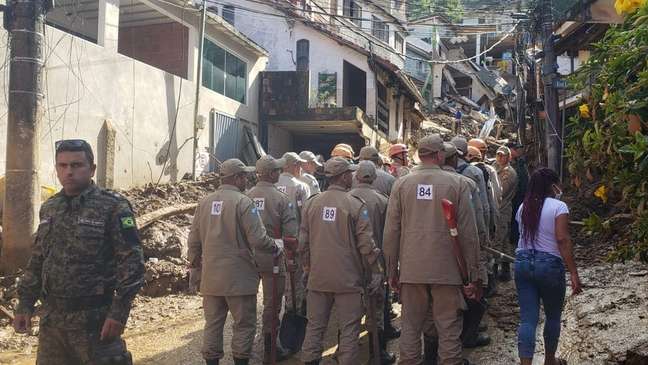 Equipes trabalham no resgate de corpos nesta quinta-feira (17/2), que podem ampliar um número de mortos que já supera 100, nas contagens mais recentes Equipes trabalham no resgate de corpos nesta quinta-feira (17/2), que podem ampliar um número de mortos que já supera 100, nas contagens mais recentes