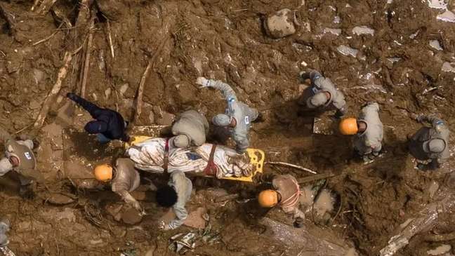 Bombeiros atuam em resgates de vítimas da tragédia Bombeiros atuam em resgates de vítimas da tragédia